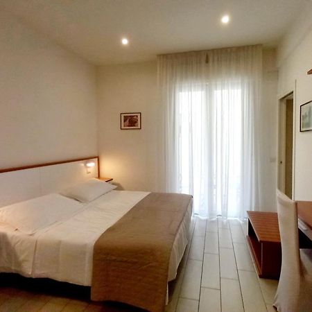 Hotel Brotas Римини Екстериор снимка