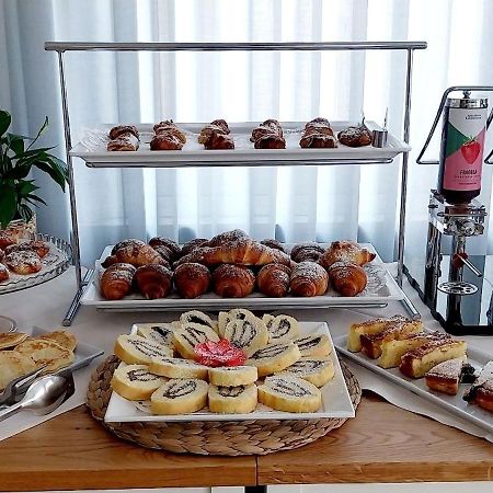 Hotel Brotas Римини Екстериор снимка
