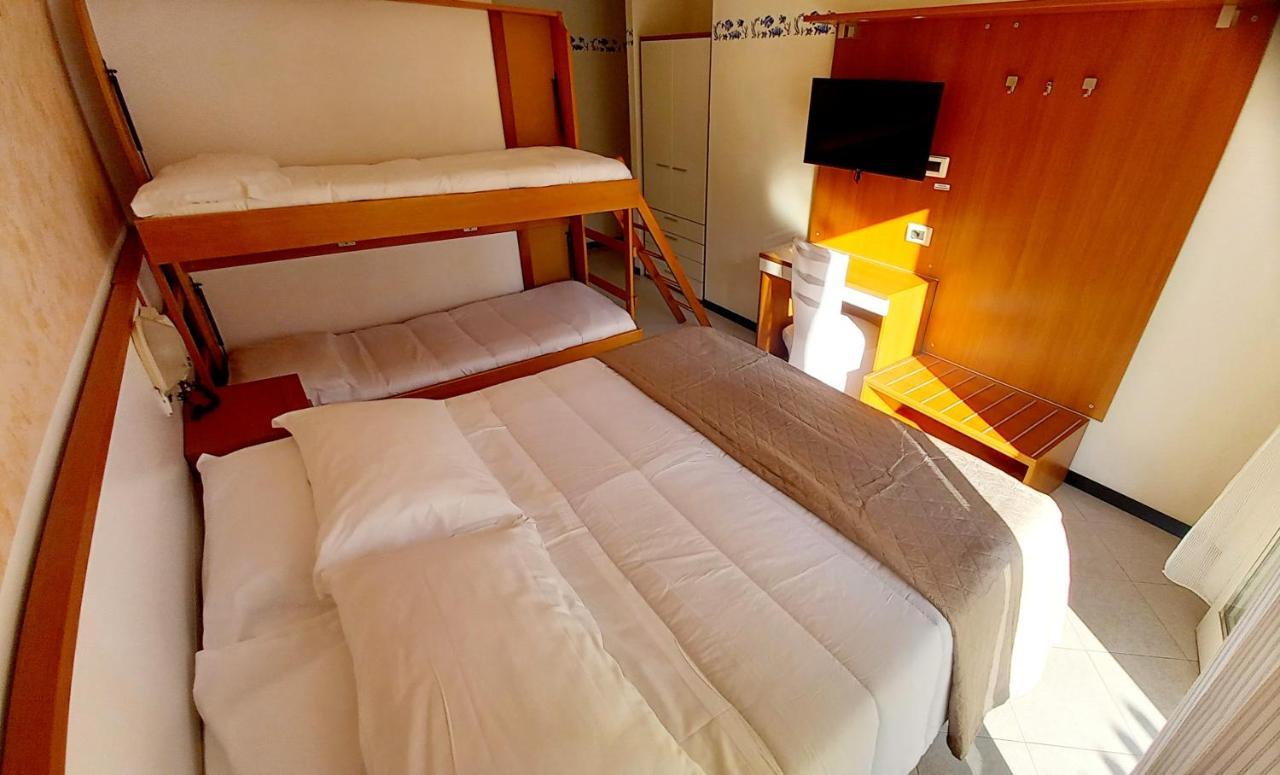 Hotel Brotas Римини Екстериор снимка