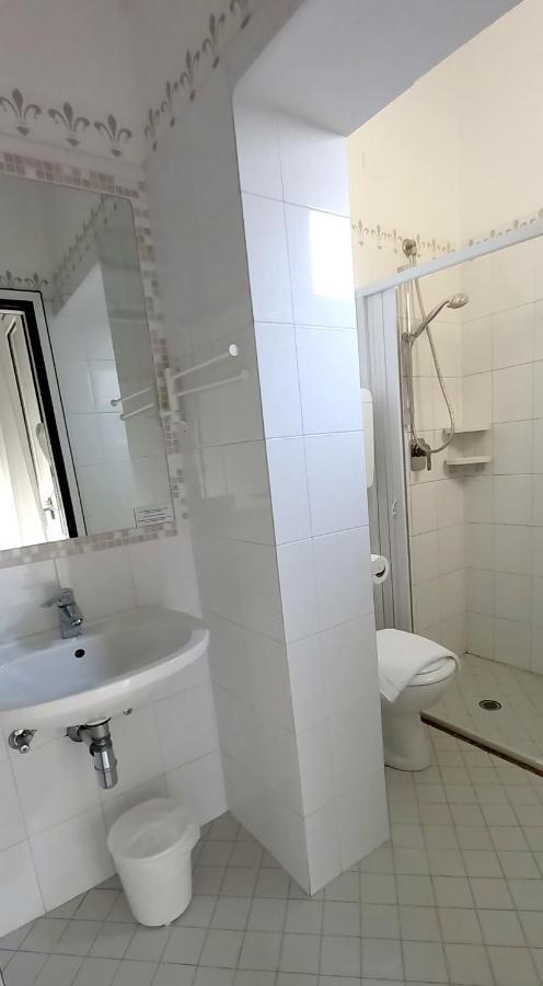 Hotel Brotas Римини Екстериор снимка