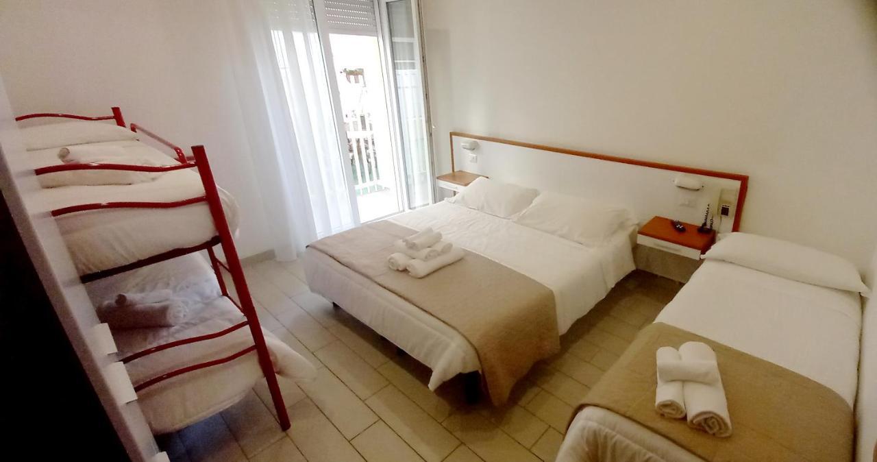 Hotel Brotas Римини Екстериор снимка