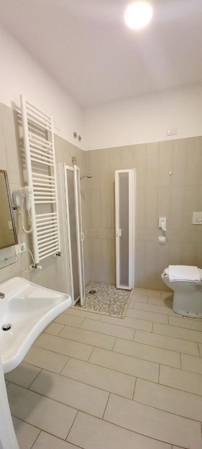 Hotel Brotas Римини Екстериор снимка