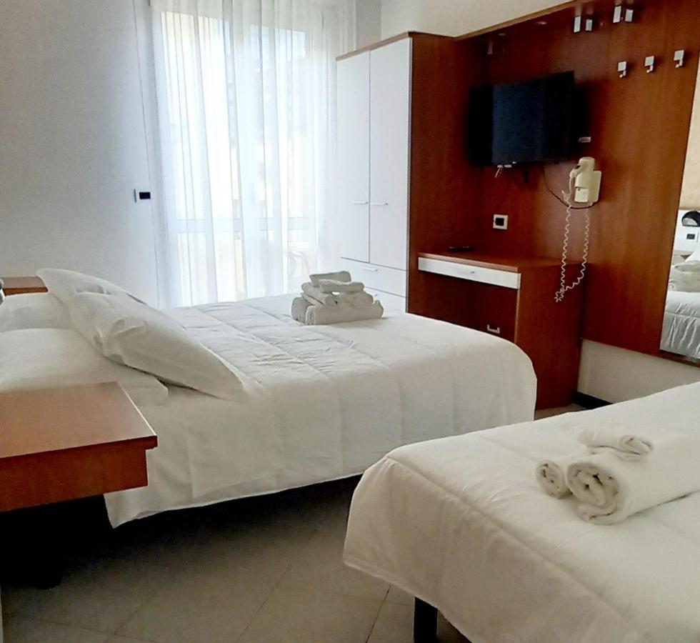 Hotel Brotas Римини Екстериор снимка