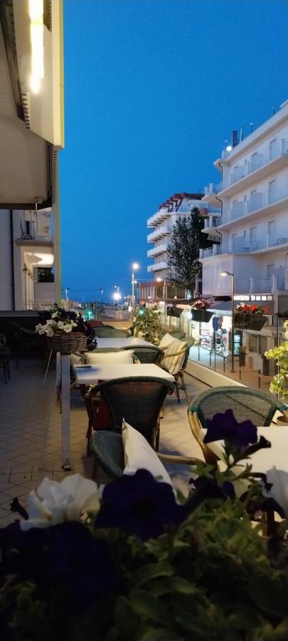Hotel Brotas Римини Екстериор снимка