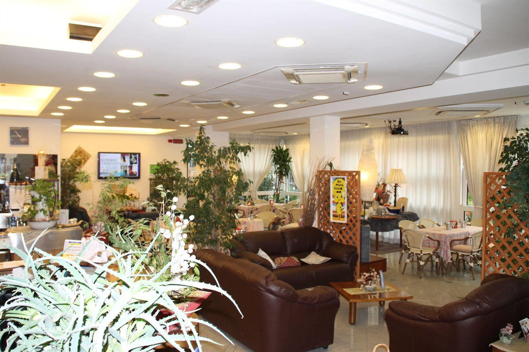 Hotel Brotas Римини Екстериор снимка