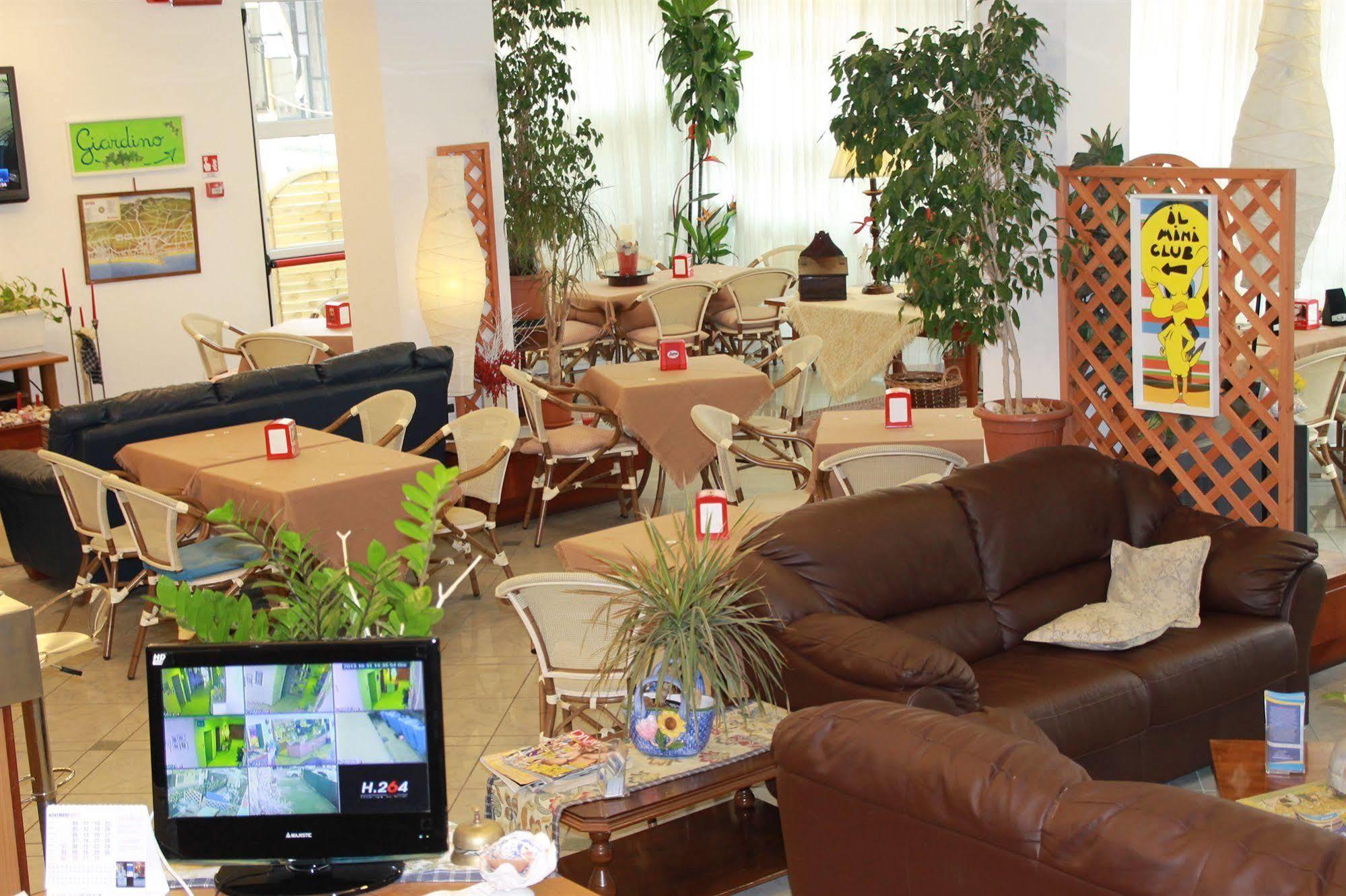 Hotel Brotas Римини Екстериор снимка