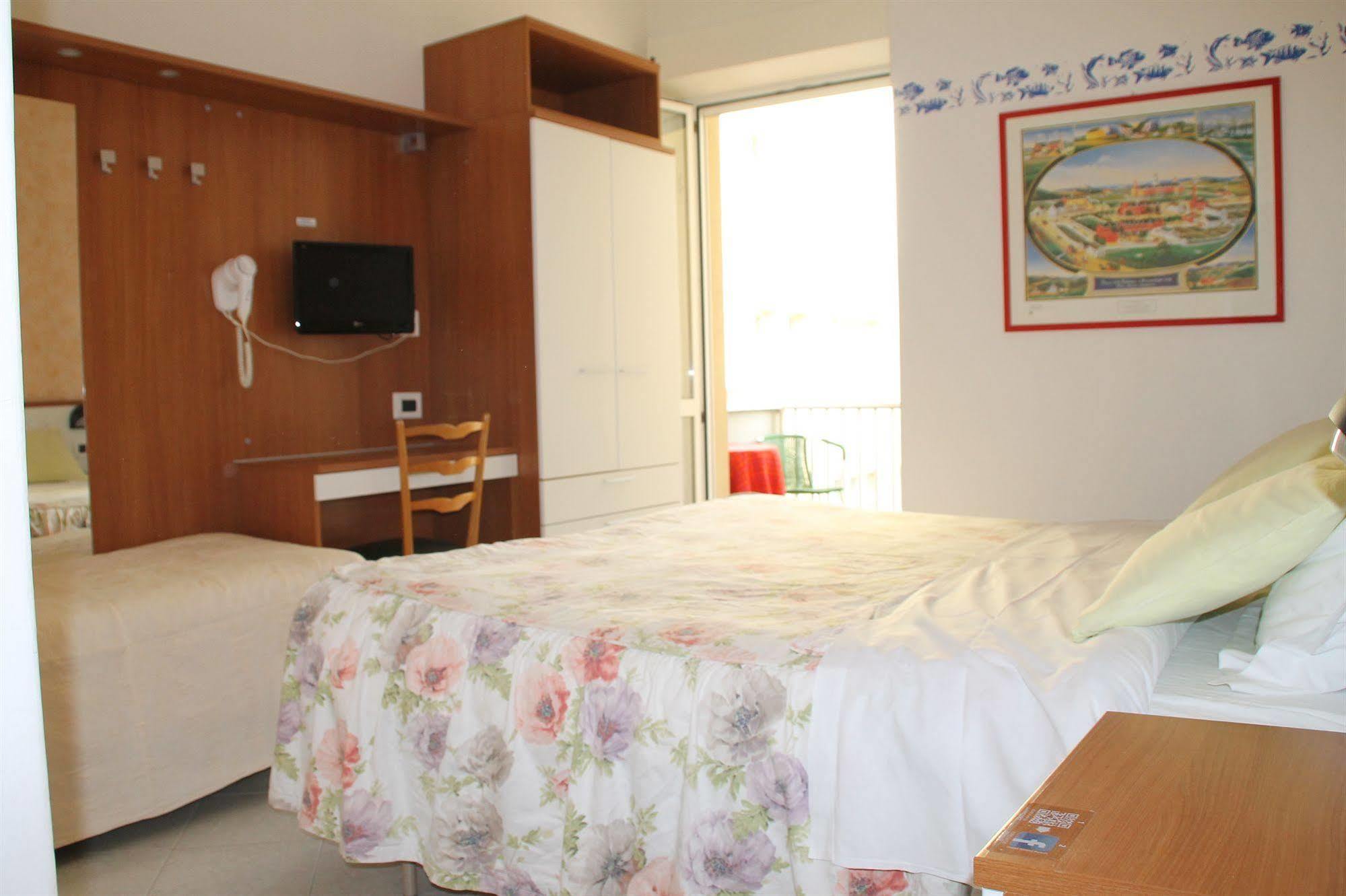 Hotel Brotas Римини Екстериор снимка