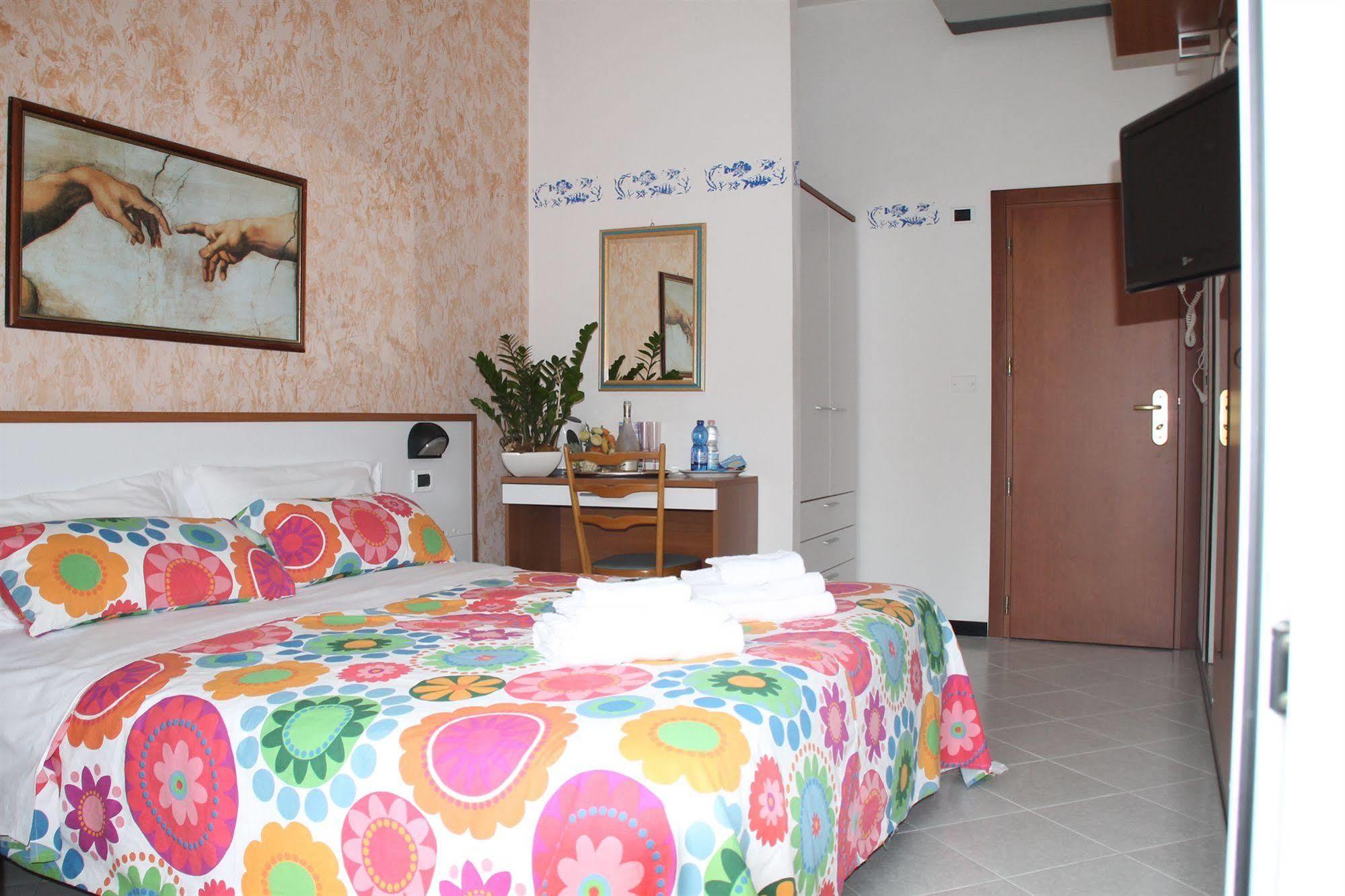 Hotel Brotas Римини Екстериор снимка