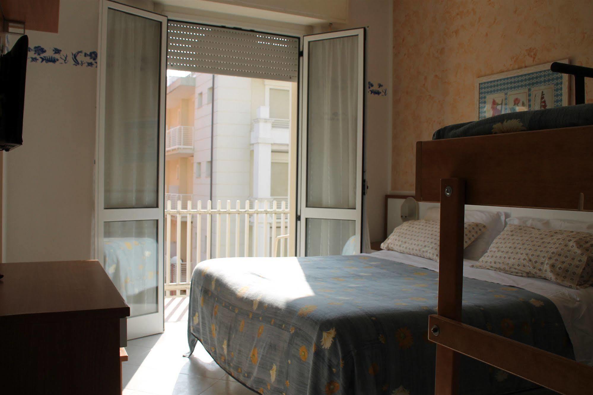 Hotel Brotas Римини Екстериор снимка