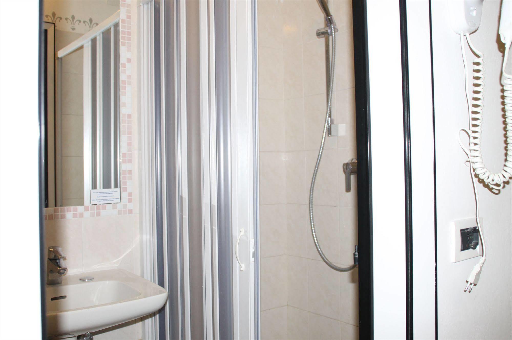 Hotel Brotas Римини Екстериор снимка