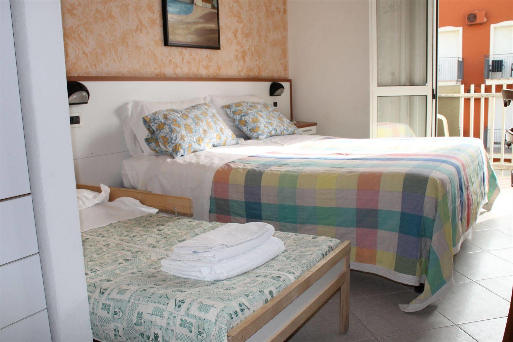 Hotel Brotas Римини Екстериор снимка