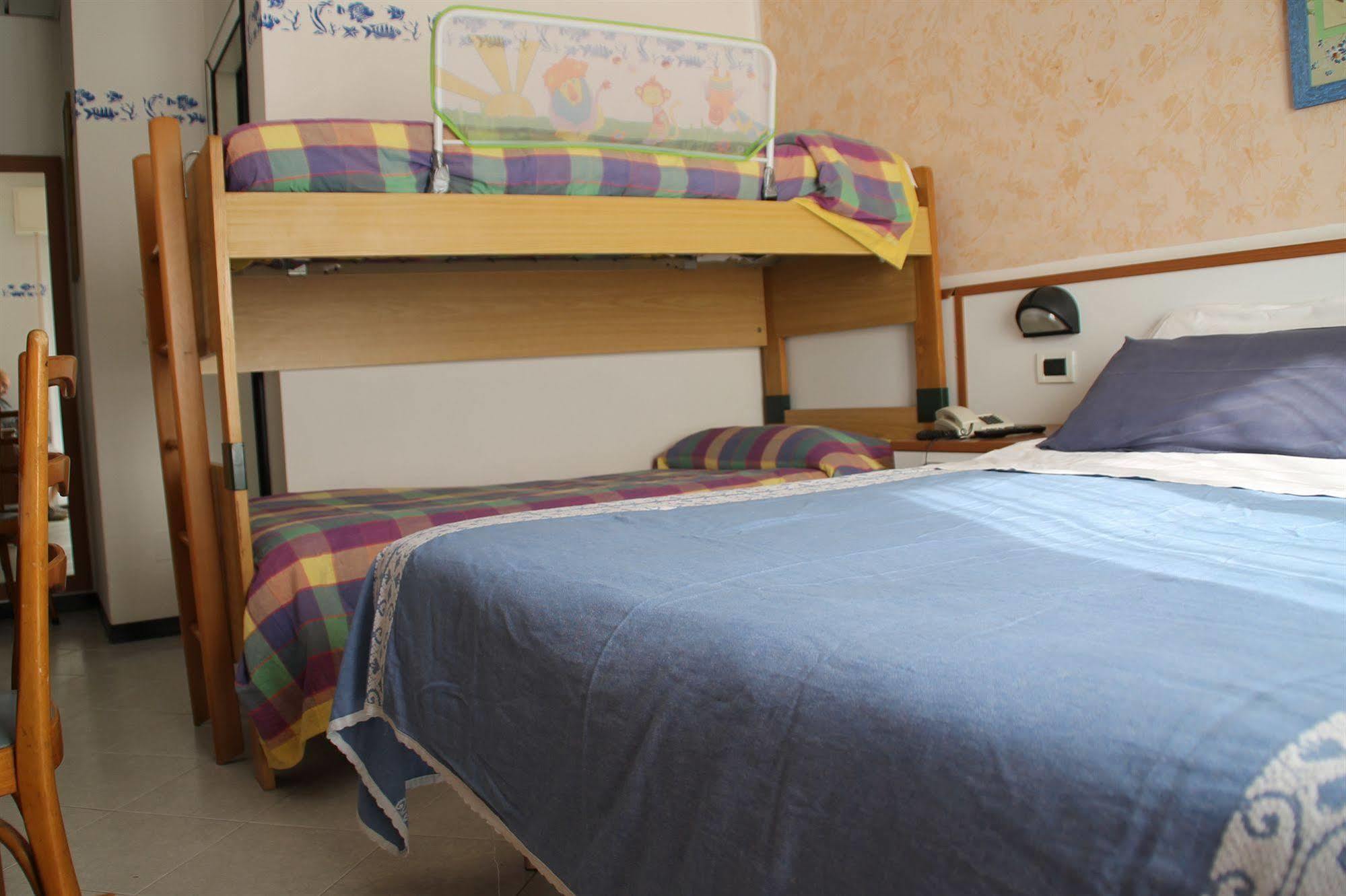 Hotel Brotas Римини Екстериор снимка