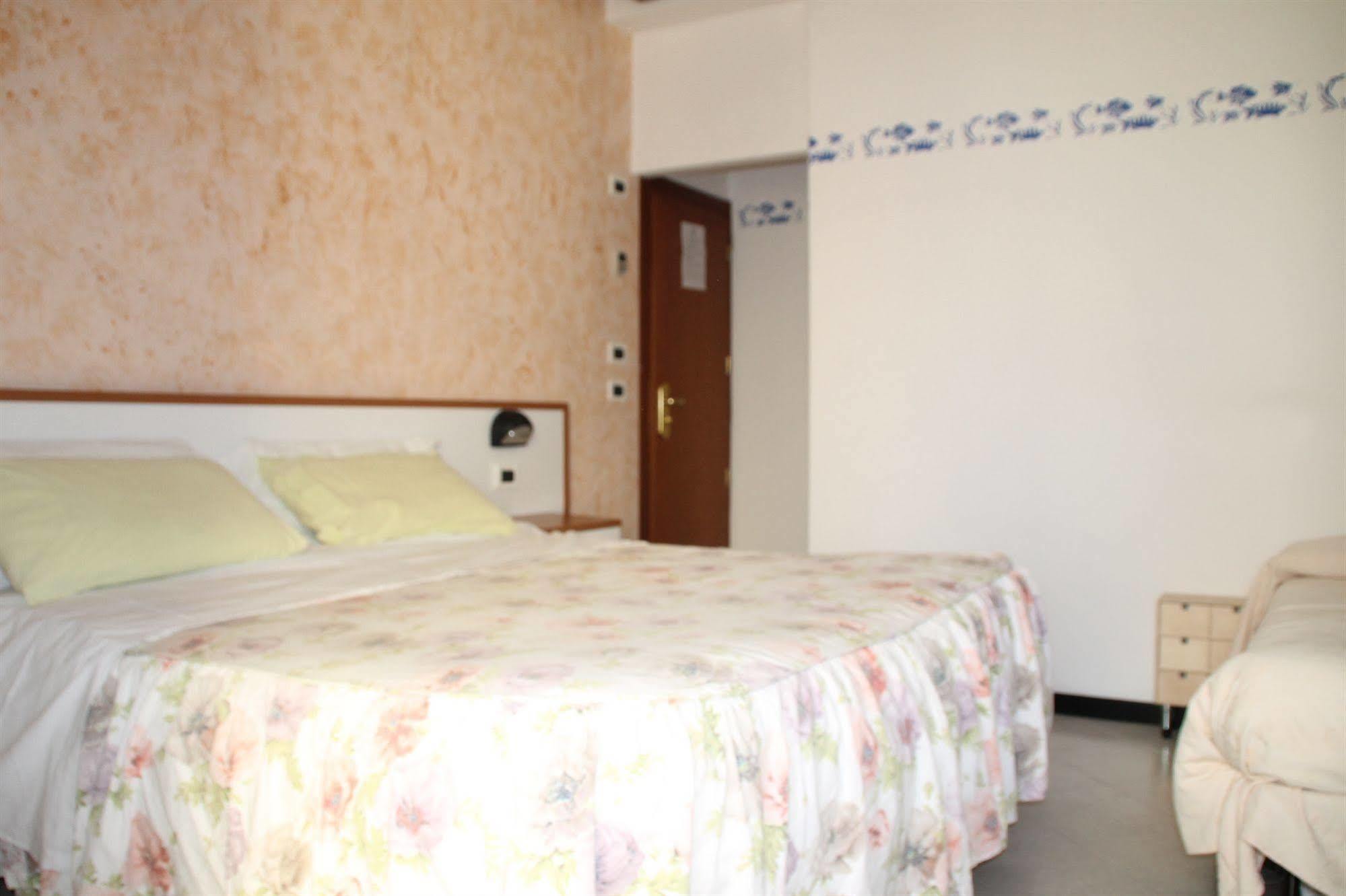 Hotel Brotas Римини Екстериор снимка